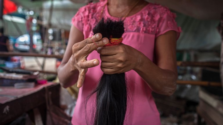"Бъдете красиви, за да имате добър живот": Жените, които продават косата си, за да оцеляват
