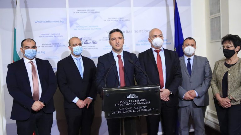 Според депутата от ДПС Хасан Адемов обаче не е гласувано увеличение на заплатите на депутатите