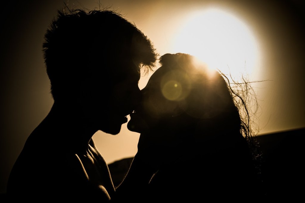 silhouettes-of-couple-kissing-against-sunset-41068