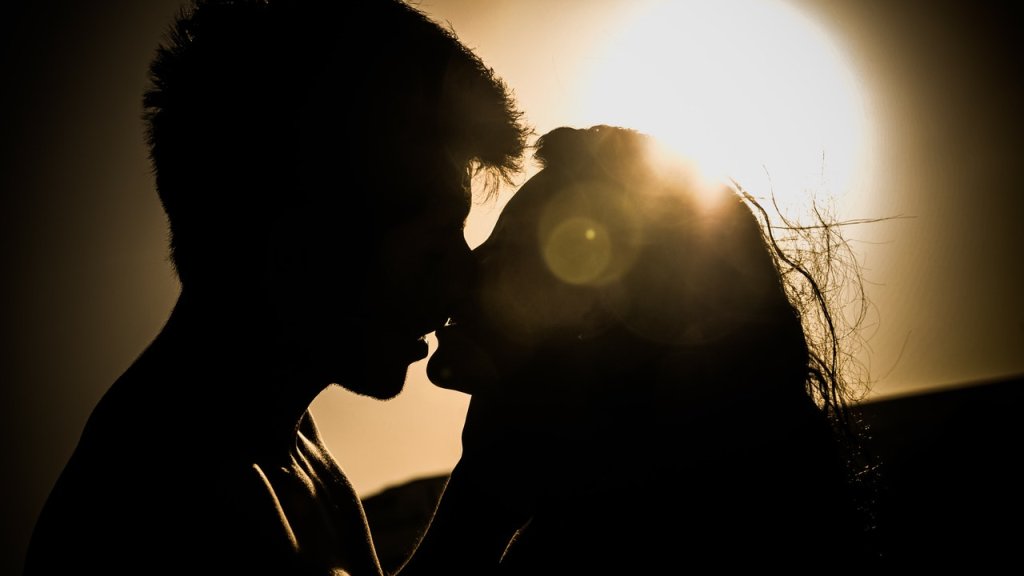 silhouettes-of-couple-kissing-against-sunset-41068