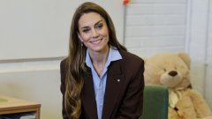 Заедно с вечната синя риза Мидълтън връща на мода и още една класика...