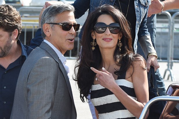 Бъдещата г-жа Клуни беше видяна за последно преди сватбата при пристигането на двойката във Венеция