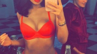  Кайли Дженър цени само материалните неща 

Когато папараци те хванат с маратонки за 800 долара и чанта за 21 хил. долара – лесно е публиката да си помисли, че си маниачка на тема скъпи марки и материални придобивки. 

Оказа се обаче, че Кайли Дженър явно не е чак толкова повърхностна, особено след появата на дъщеря й Сторми. Кайли се криеше от любопитните погледи по време на цялата си бременност – без селфита, без папаршки снимки, без откровения по медиите. А сега обожава да публикува снимки със Сторми, която очевидно изцяло е преобразила майка си.