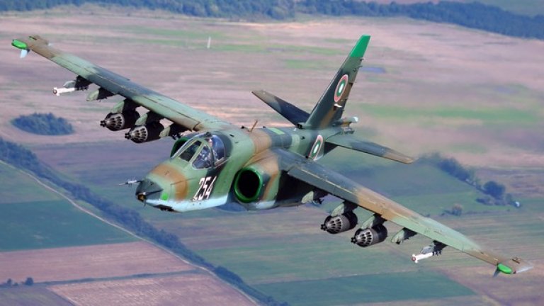 Бронираните щурмовици Су-25 са на въоръжение в авиобаза Безмер