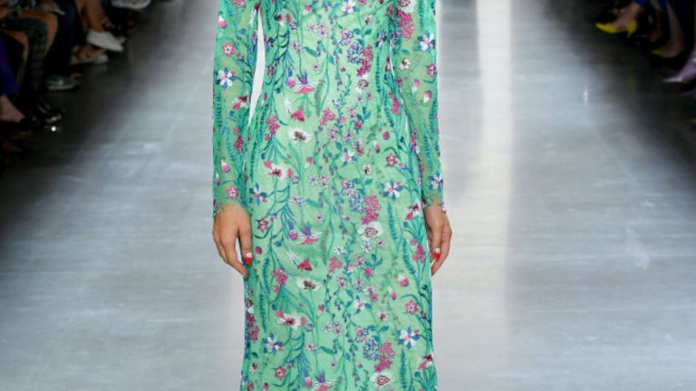 Бискайско зелено (Biscay Green) 
Това е зелено като от Бискайския залив. С асоциацията  за мента носи усещане за лекота и свежест. 
Модел на Тадаши Шоджи от колекцията му пролет/лято 2020, представена на Седмицата на модата в Ню Йорк миналия септември.