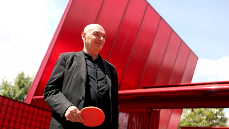 Френският архитект Жан Нувел играе тенис на маса до павилиона, който той проектира за 40-годишнината на лондонската Serpentine Gallery