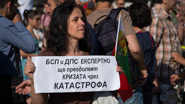 Граждани бият прасета