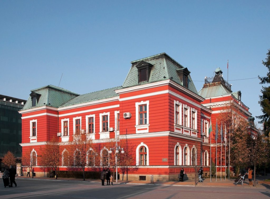 
По това време в Кюстендил живеят 3000 евреи. Арестите на евреи в града започват още на 7 март 1943. На 8 март вече е съставена делегация от 40 души, която взима решение да отиде до София, за да изрази позицията си относно очевидно несправедливите задърж