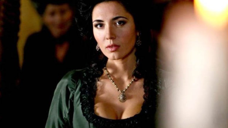 Тя има трудно детство, за което прави едновременно филм, международен скандал с министри на културата и много пари и известност...