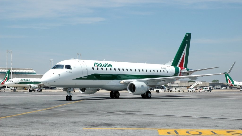 Alitalia-Embraer-E-175