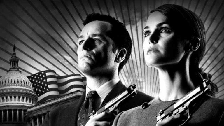 6.The Americans („Американците”) 
Зад подвеждащо-обобщаващото заглавие „Американците" се крие един от най-интересните сериали в последните години.
Американското семейство в него  нито е американско, нито е семейство. Всъщност Филип и Елизабет Дженингс са агенти на КГБ, внедрени в САЩ по време на Студената война, за да извършват шпионска дейност докато се преструват на женена двойка.
Те са създали достоверен живот около себе си, но твърде малка част от него е реална - даже двете им деца въобще не подозират истинската самоличност на родителите си.
С богатия на нюанси сценарий и интересните главни герои, сериалът си спечели солиден брой фенове още преди края на първия сезон. А разглежданите теми и конфликти го превръщат не просто в шпионски трилър, но и в нестандартна семейна драма, разглеждаща илюзиите на американската мечта.
