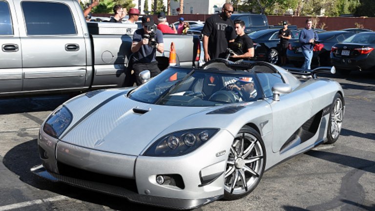 40 коли Koenigsegg CCXR Trevita
Въпросната кола както се досещате е най-скъпият автомобил в света и струва 4,5 млн. евро. От нея са произведени само две бройки, а едната е собственост на боксьора Флойд Мейуедър, но ако оставите на масата 180 млн. евро, то компанията все ще намери начин да ви достави още 38 от тях.