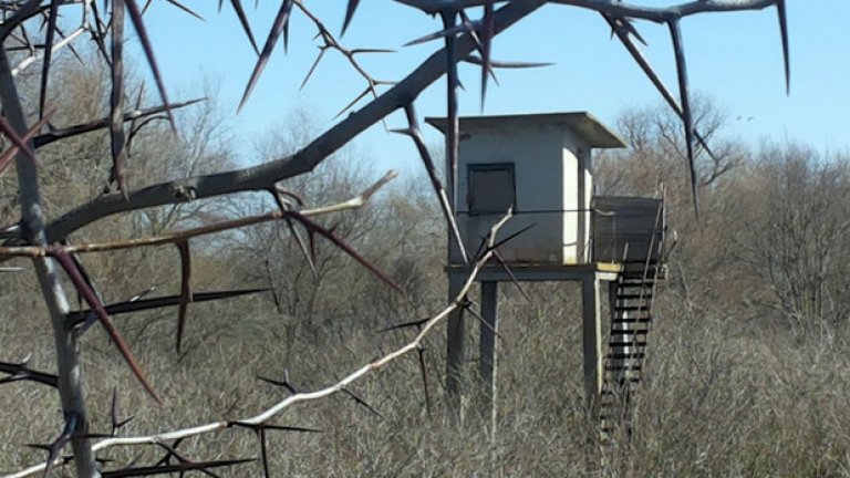 Вишка за надзиратели, останала от  стария лагер