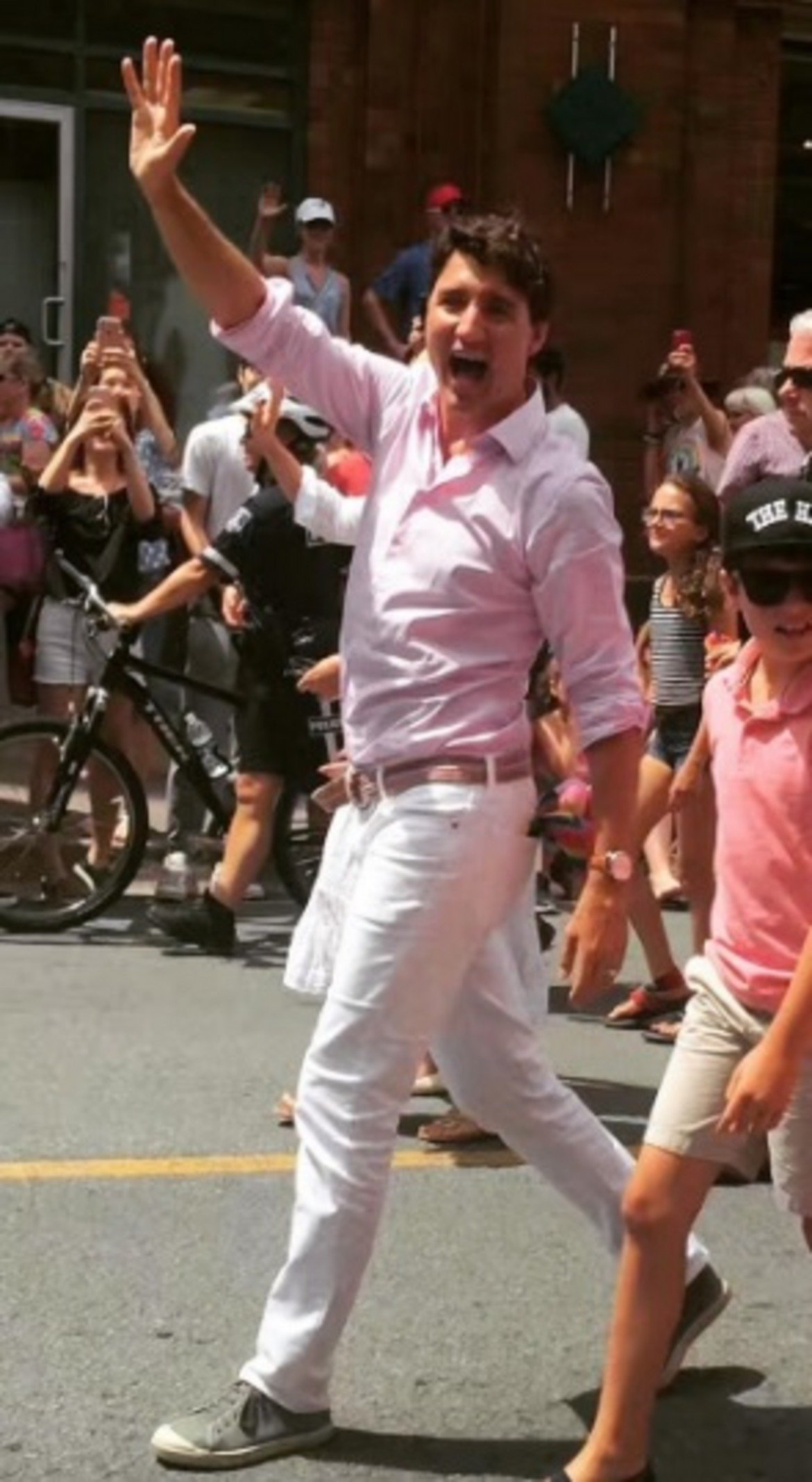 Когато не изпълнява задълженията си на министър-председател на Канада, Джъстин Трюдо също предпочита спортни ризи и панталони, както и доста светли цветове. И не се притеснява да носи розово. Въпреки това изглежда елегантно.
