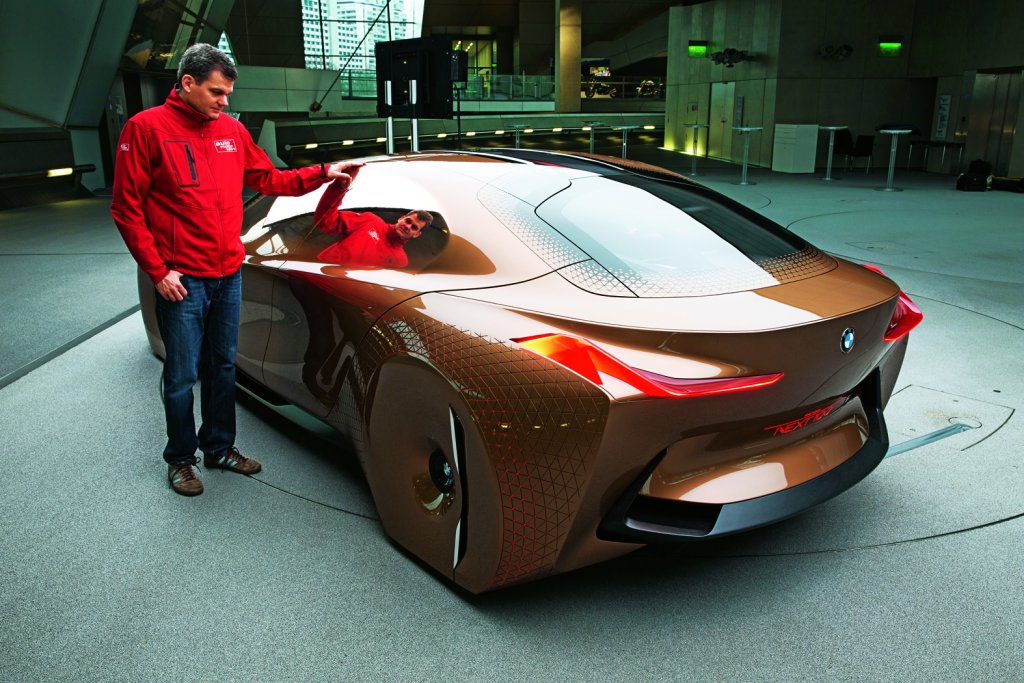 В автономен режим на движение вдъхновеният от болидите в DTM волан на Vision Next 100 се сгъва и потъва изцяло в арматурното табло на студията.