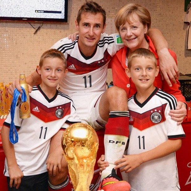 Семейна снимка на Миро Клозе, на която вместо жена му е Ангела Меркел.