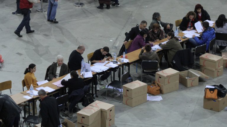 Ситуацията при преброяването на местните избори през 2011 г. обаче не беше много по-различна - единствено залата не беше "Арена Армеец", а "Универсиада". Тогава двама депутати на ГЕРБ бяха заснети да разнасят чували с бюлетини и да надничат в компютрите на служителите на Информационно обслужване