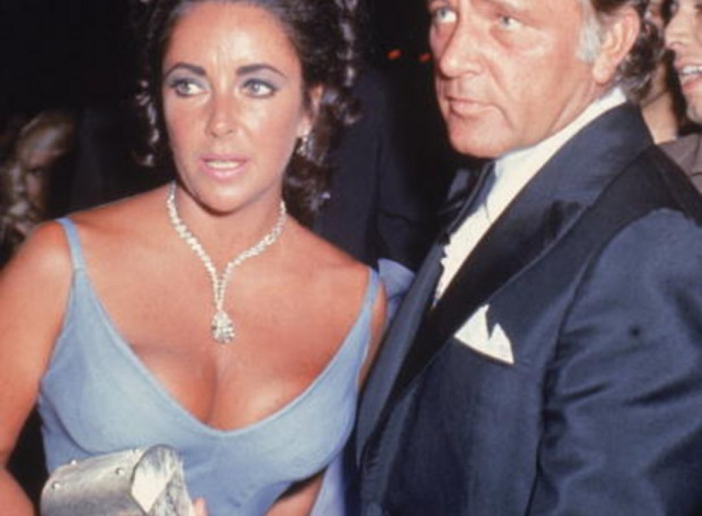 Бурната динамика между двойката кинозвезди Елизабет Тейлър и Ричард Бъртън се развива на червения килим на "Оскарите" през 1970, когато дълбоко изрязаната елегантна и разкриваща доста плът виолетова рокля и диамантената огърлица на Тейлър засенчват номинацията на съпруга й за "Оскар".