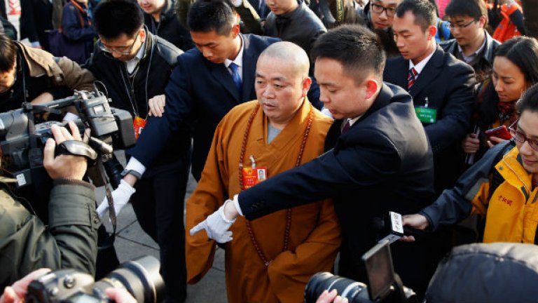 Игуменът на манастира Ши Йонгшин очевидно се наслаждава на медийното внимание