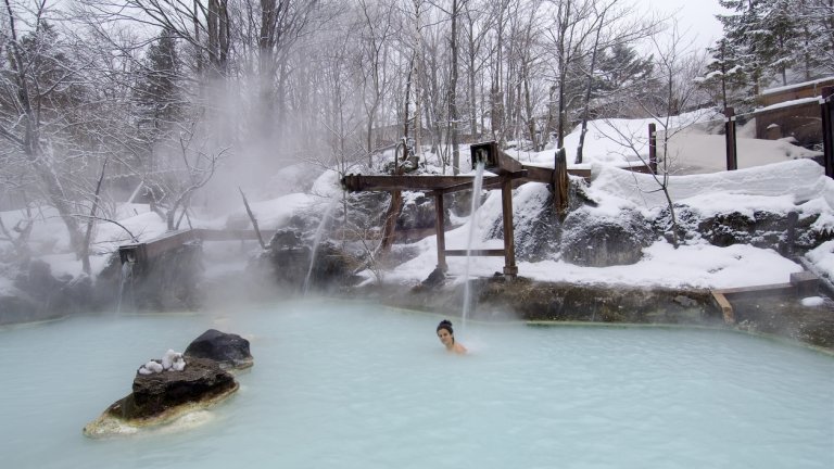 Онсен е обичайното апре-ски занимание за японците.