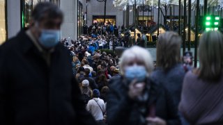 Всички служители в компании от частния сектор в града също трябва да са напълно имунизирани до 27 декември
