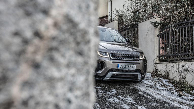 Пазим приятни спомени от предишния модел на Range Rover Evoque - красив, доста пъргав за SUV, с прекрасна стойка на пътя, леко дебел на ширина и с малко бавенин терфейс.