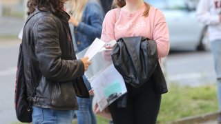 Учениците могат да пишат и есе, за което темата е "Мълчанието - сила или безсилие"