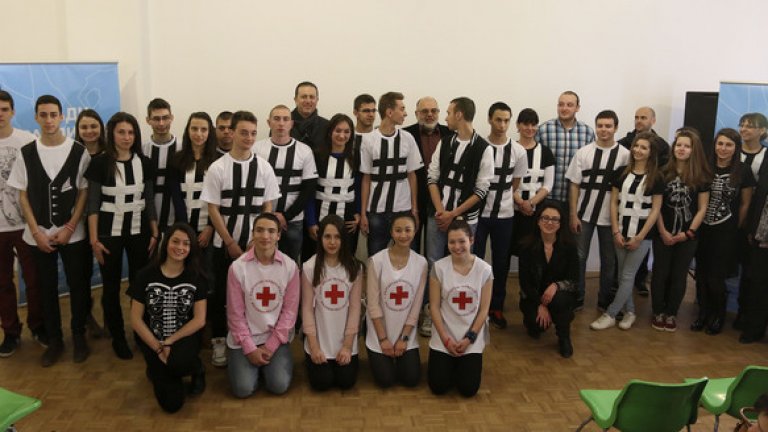 #steniskanabala е изборът на учениците от столичното 97 СОУ „Братя Миладинови", както и на ученици от Русе, Петрич и Сандански, които вместо да дадат парите си за бална рокля или костюм, тази ще ги дарят за по-добра кауза