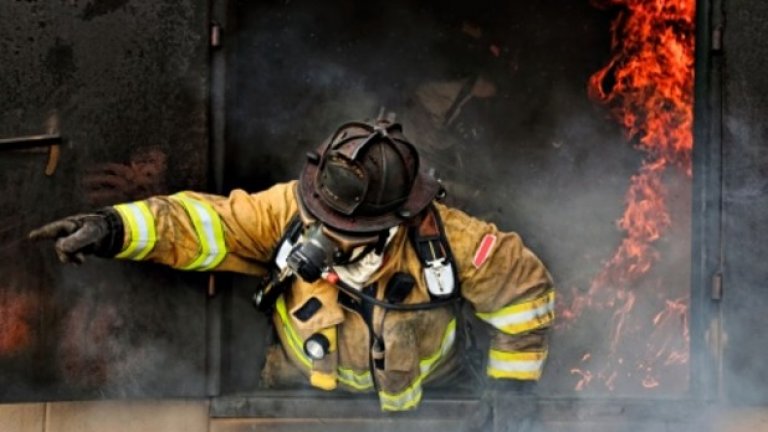 Пожарникарските дрехи са сред най-обезопасените защитни облекла. 
