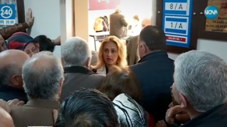 Огромни опашки от гласуващи в Бурса