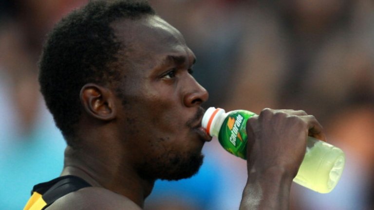 Звездният ореол
След Световното първенство през 2009-а, едва ли е  останал някой, който да не е чувал името Юсейн Болт. New York Times обяви рекордния му спринт за едно от най-добрите представяния на пистата за всички времена. Болт обаче не бързаше да се провъзгласи за легенда, съзнавайки трудната конкуренция в лицето на бегачи като Тайсън Гей: „Доближавам се, но не мисля, че това може да бъде постигнато за два сезона. Смятам, че трябва да го правя всяка година и ще е нужна много работа, защото конкуренцията няма да изчезне.” Междувременно постиженията му привлякоха вниманието на медийните гиганти по цял свят – през септември 2009-а спринтьорът участва в късното шоу на Джими Кимъл, а през 2010-а пусна своя собствена напитка Gatorade, наречена “Bolt Lemon Ice”. Кампанията на продукта включваше анимиран късометражен филм за спринтьора, озаглавен „Момчето което се научи да лети”.