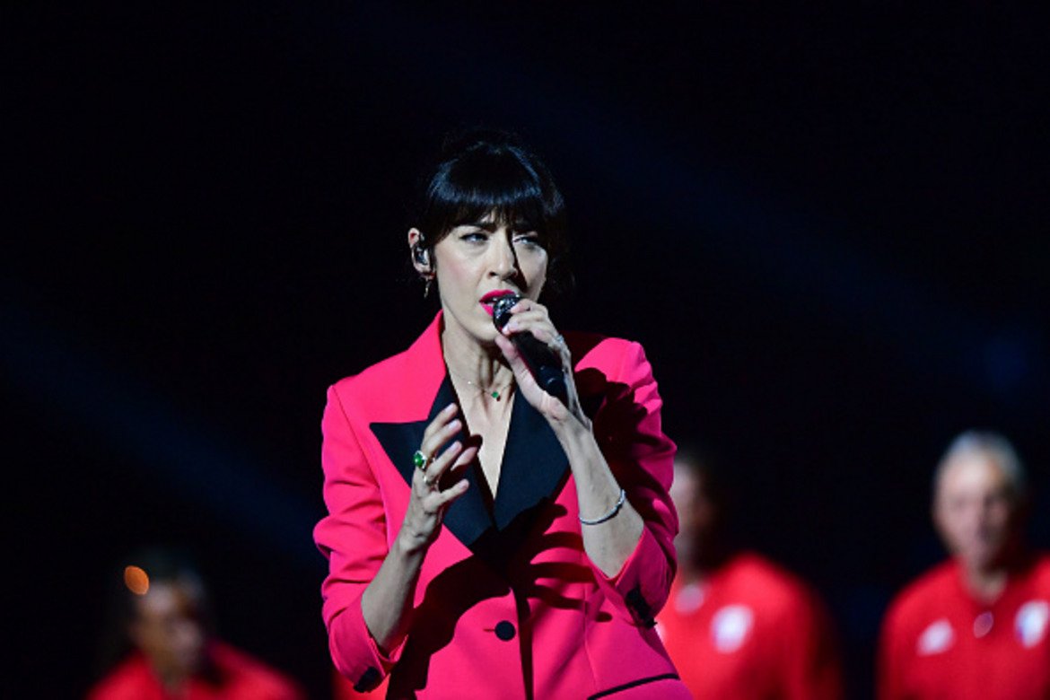 Френската певица Нолуен Лерой изпълни френския химн преди началото на демонстрационния мач