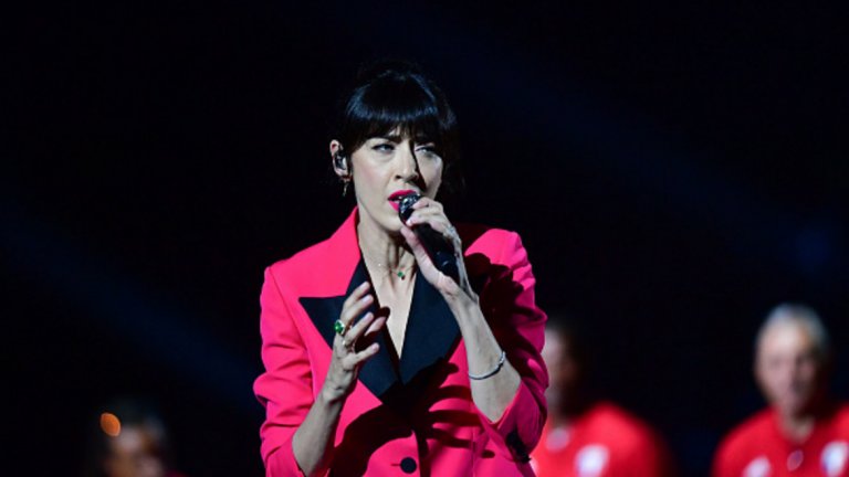 Френската певица Нолуен Лерой изпълни френския химн преди началото на демонстрационния мач