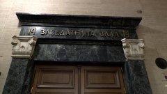 Нападателката остава в ареста