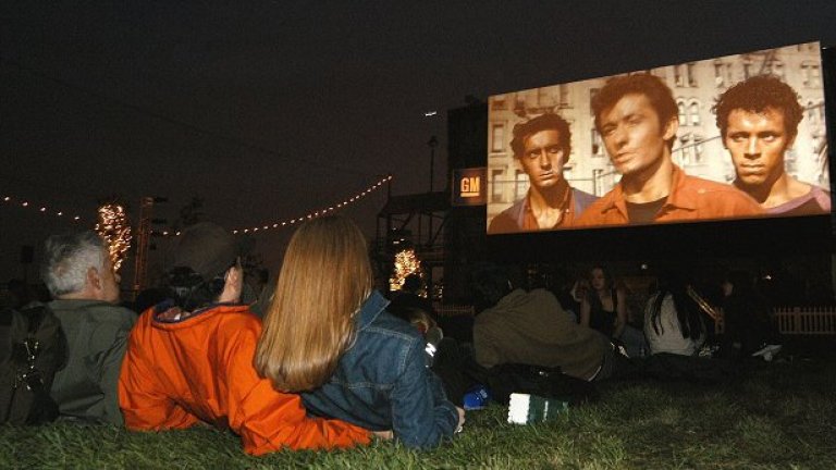 Хващаш гаджето под ръка, или пък някоя нова девойка, която тепърва ще ухажваш. Водиш я на лятно/авто кино (ясно е, че такава покана и последвалата й реализация е тясно обвързана със сексуалните ти намерения).