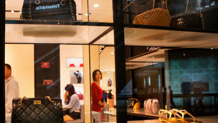 Иначе му се носи слава на грубо, шумно и клаустрофобично място, отвращението от което може да се омекоти само от крайна ирония