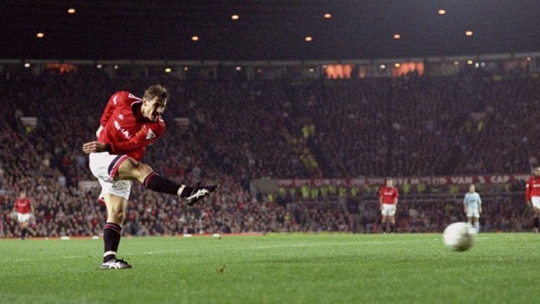 

Преди близо 20 години, през ноември 1994 г., Юнайтед срази 

градския си съперник с 5:0. Канчелскис реализира хеттрик, 

а на снимката отбелязва първия си гол в паметния мач.
