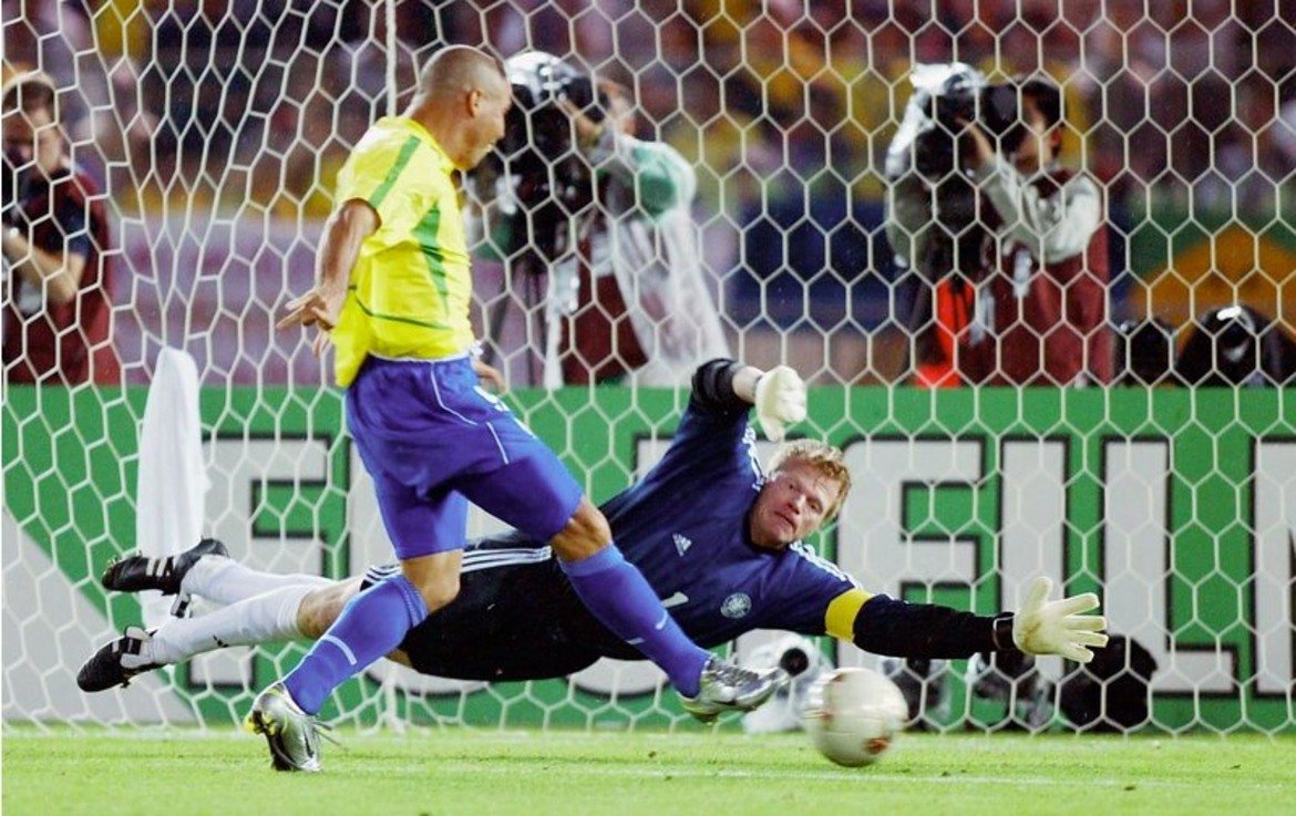Роналдо отбелязва първия гол за Бразилия при победата над Германия с 2:0 във финала на Мондиал 2002. Оливер Кан изпусна топката при далечен удар на Ривалдо и Феномена бе на точното място за добавката.
