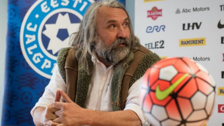 Дълга разрошена коса, гъста брада, овча жилетка над дебела риза и дънки (понякога скъсани) са стил, който подхожда на фермер или човек на изкуството, но със сигурност не и на личност, заемаща висок обществен пост. Вижте в галерията.