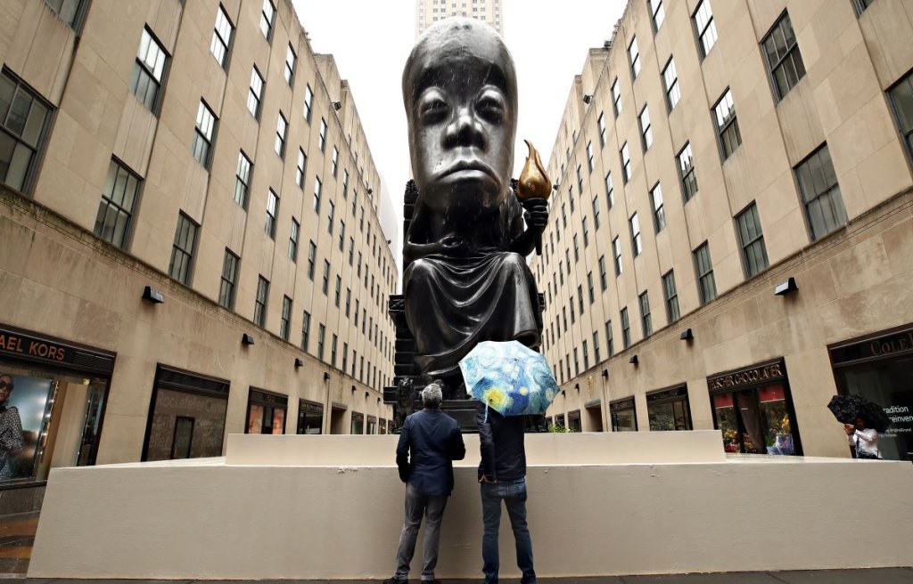 “Оракул”

Скулптурата “Оракул” бе поставена пред “Рокфелер център” в Ню Йорк по идея на артистите Наташа Смит и Иниак Дейк, които искаха да отбележат с нея края на карантината в Ню Йорк. Монументът е висок малко над 7 метра, материалът е бронз, а вдъхновението са африканските маски.