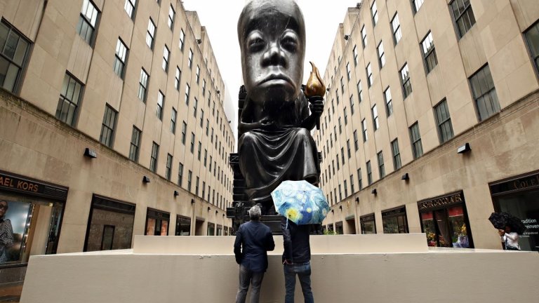 “Оракул”

Скулптурата “Оракул” бе поставена пред “Рокфелер център” в Ню Йорк по идея на артистите Наташа Смит и Иниак Дейк, които искаха да отбележат с нея края на карантината в Ню Йорк. Монументът е висок малко над 7 метра, материалът е бронз, а вдъхновението са африканските маски.