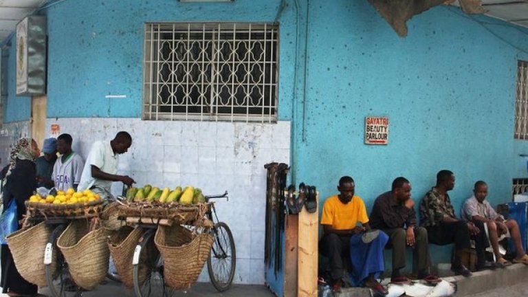 "Танзанийците обичат да разсъждават много и се налага да им се казва какво да правят, инак няма да свършат нищо или ще го свършат некачествено... Не обичат да работят, а когато го правят, го вършат със завидна некадърност. Обичат президента си безумно, без да им пука, че разпродава държавата на части и е пионка на други хора..."
