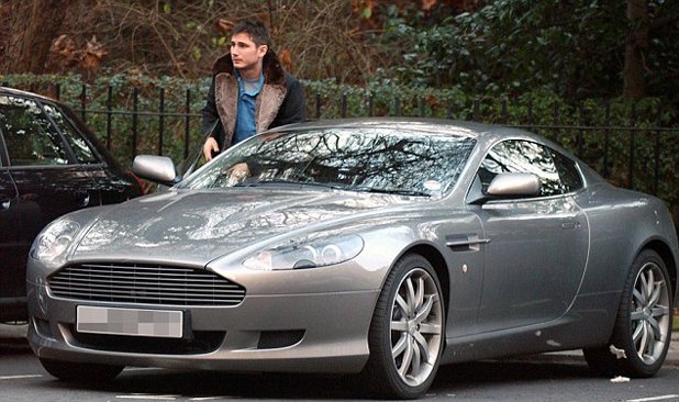 Франк Лампард с неговия любим Aston Martin пред тренировъчната база на Челси.