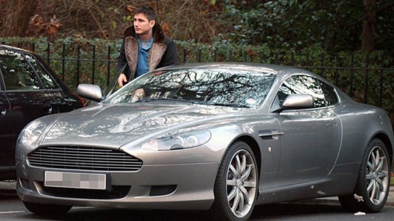 Франк Лампард с неговия любим Aston Martin пред тренировъчната база на Челси.