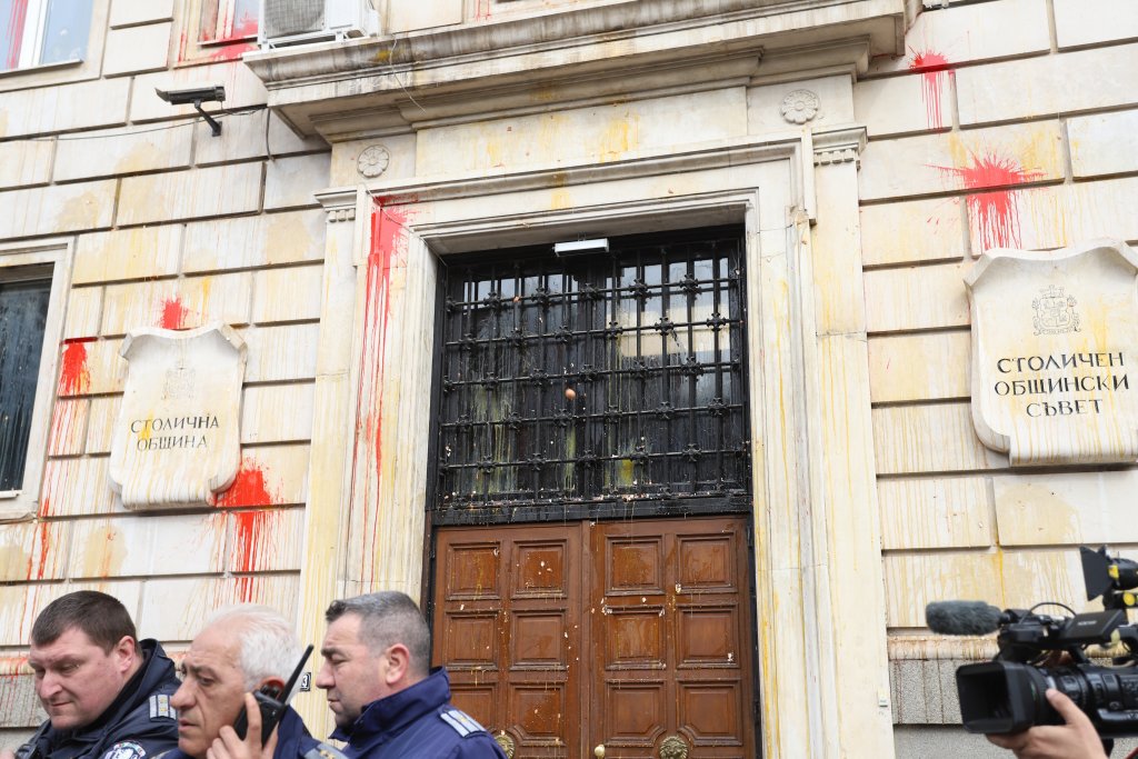 "Живата верига" и яйца по сградата на Столична община в защита на МОЧА (снимки)