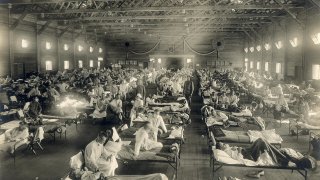 1280px-Emergency_hospital_during_Influenza_epidemic,_Camp_Funston,_Kansas_-_NCP_1603