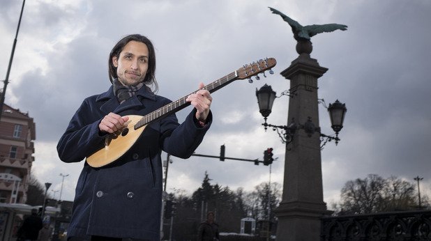 ПИЕРО ЕПИФАНИЯ,
ПЕРУ

Перуанецът Пиеро Епифания е на 27 и е музикант. Пристига в България преди година и се радва "да разбира мястото и хората".