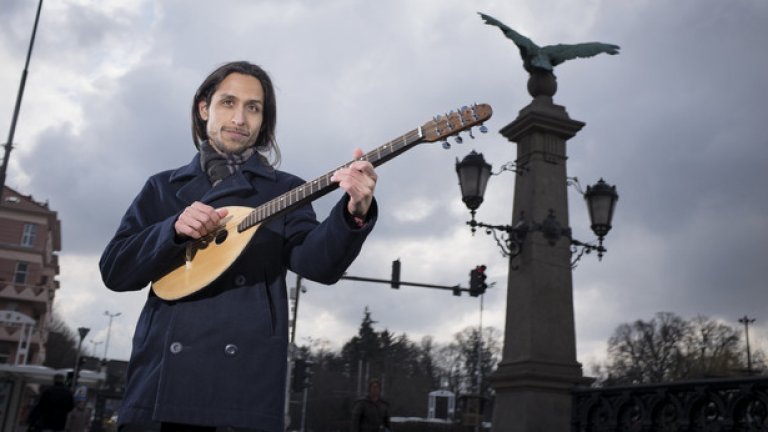 ПИЕРО ЕПИФАНИЯ,
ПЕРУ

Перуанецът Пиеро Епифания е на 27 и е музикант. Пристига в България преди година и се радва "да разбира мястото и хората".