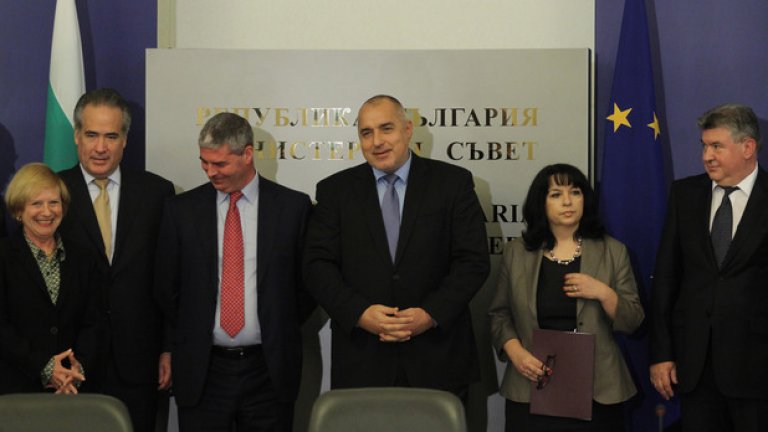 НЕК се ангажира да започне погасяването на задълженията си към двете ТЕЦ в размер на близо 700 млн. лева - за което ще тегли нов заем