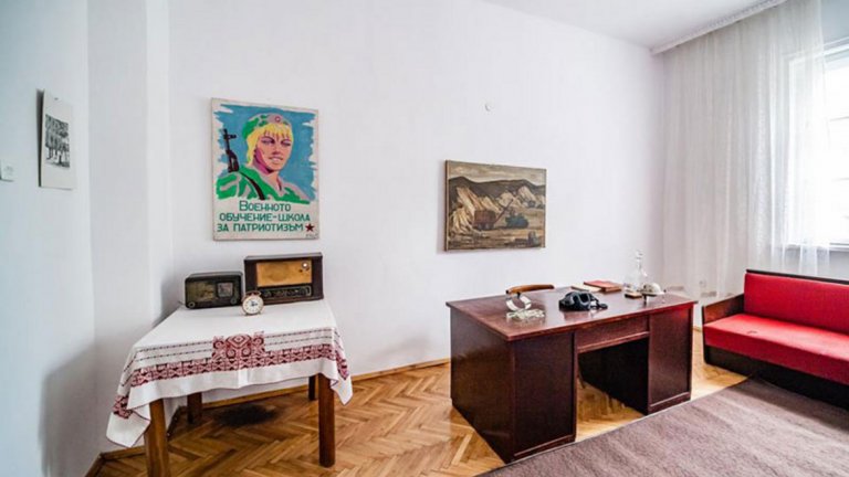 Всички предмети, мебели и картини са автентични